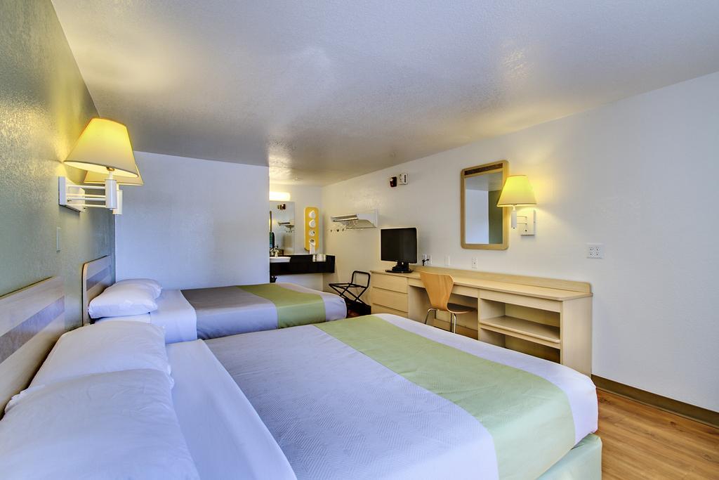 Rodeway Inn Windsor Mill Екстериор снимка