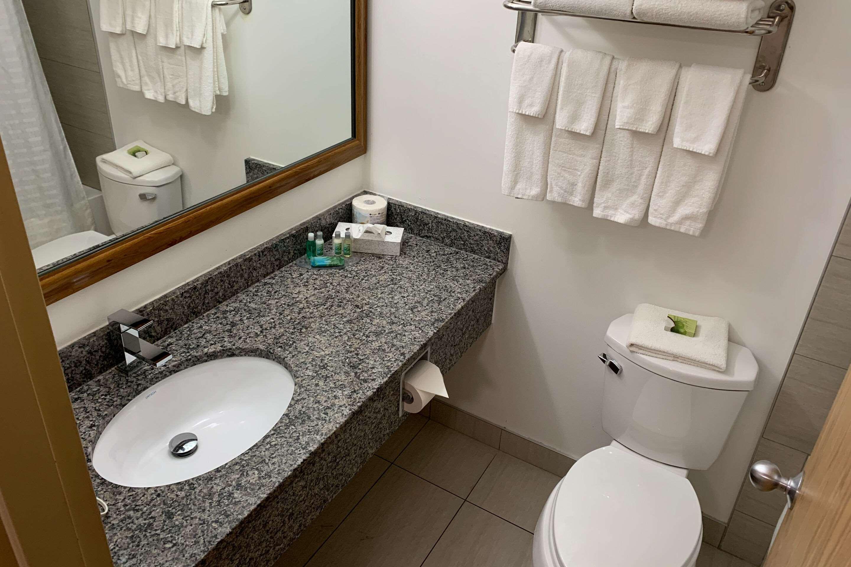 Rodeway Inn Windsor Mill Екстериор снимка