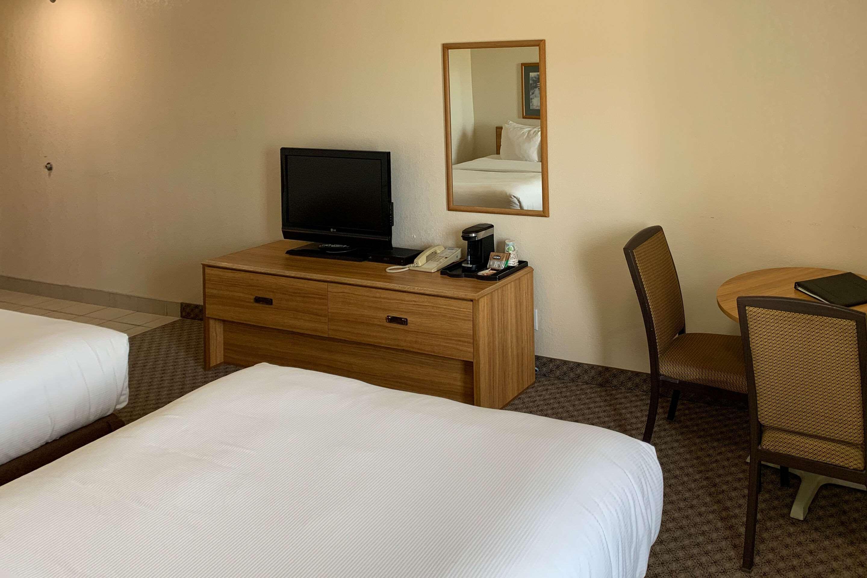 Rodeway Inn Windsor Mill Екстериор снимка