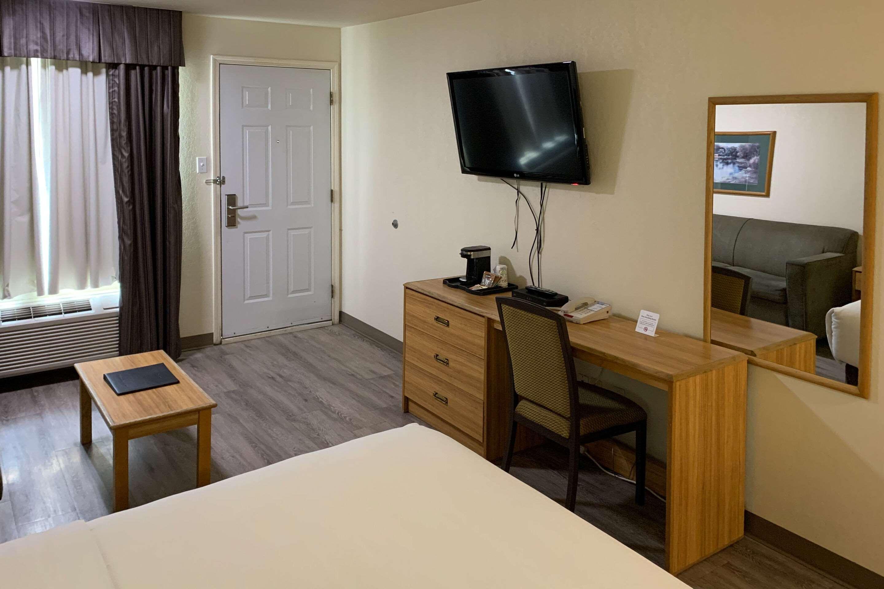 Rodeway Inn Windsor Mill Екстериор снимка
