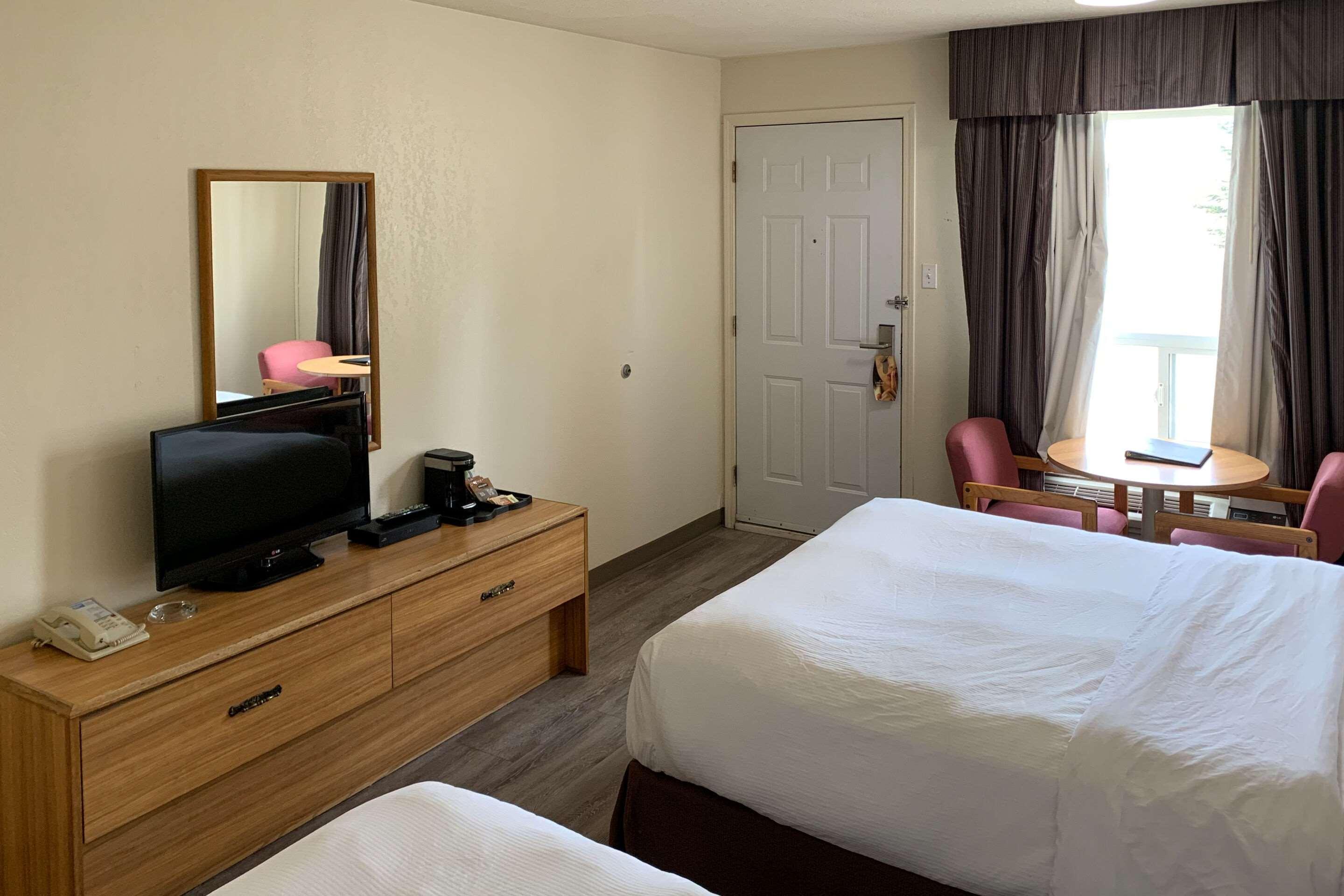 Rodeway Inn Windsor Mill Екстериор снимка