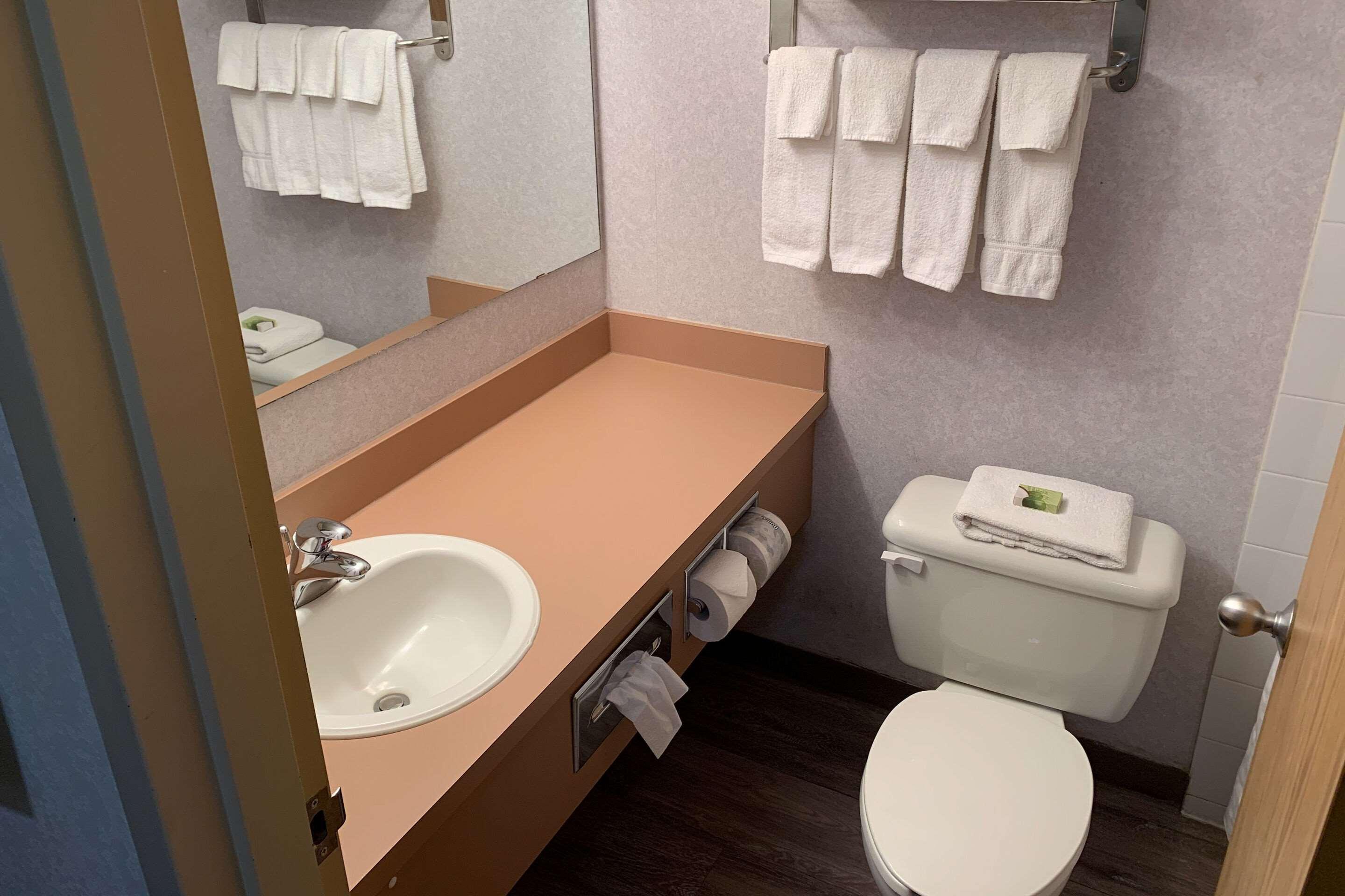 Rodeway Inn Windsor Mill Екстериор снимка