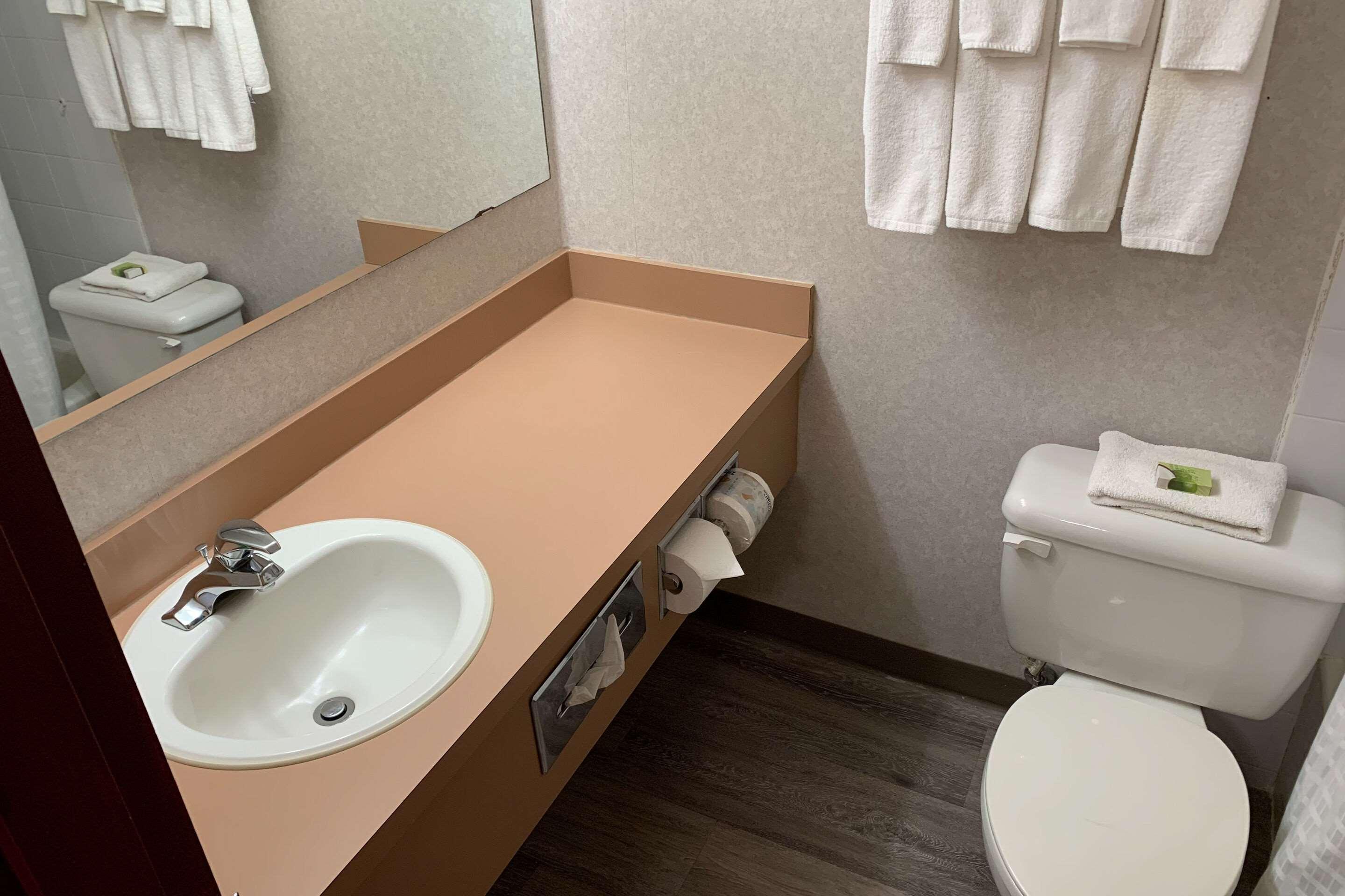 Rodeway Inn Windsor Mill Екстериор снимка
