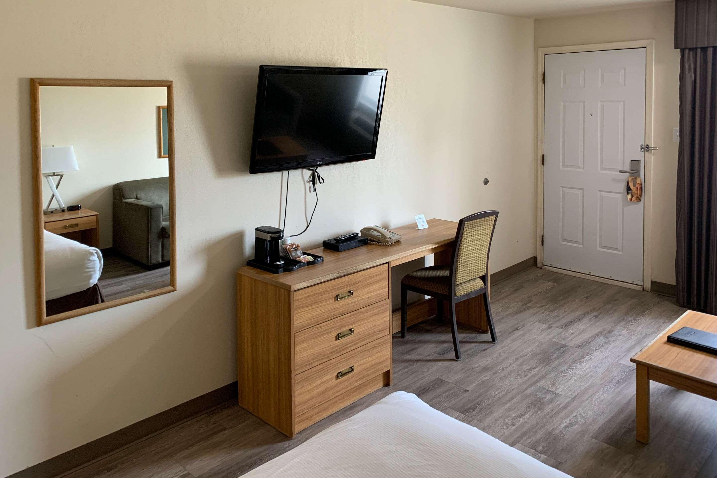 Rodeway Inn Windsor Mill Екстериор снимка