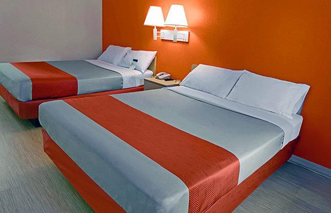 Rodeway Inn Windsor Mill Екстериор снимка