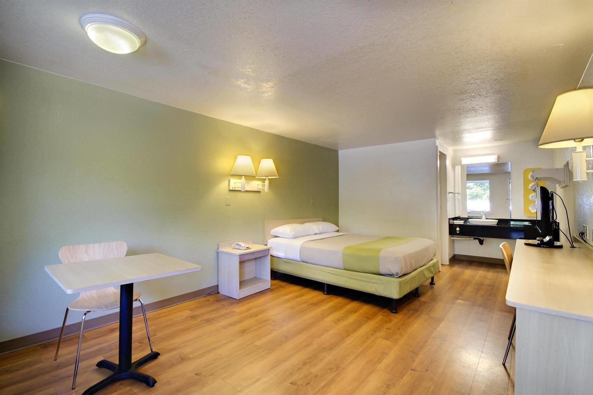 Rodeway Inn Windsor Mill Екстериор снимка