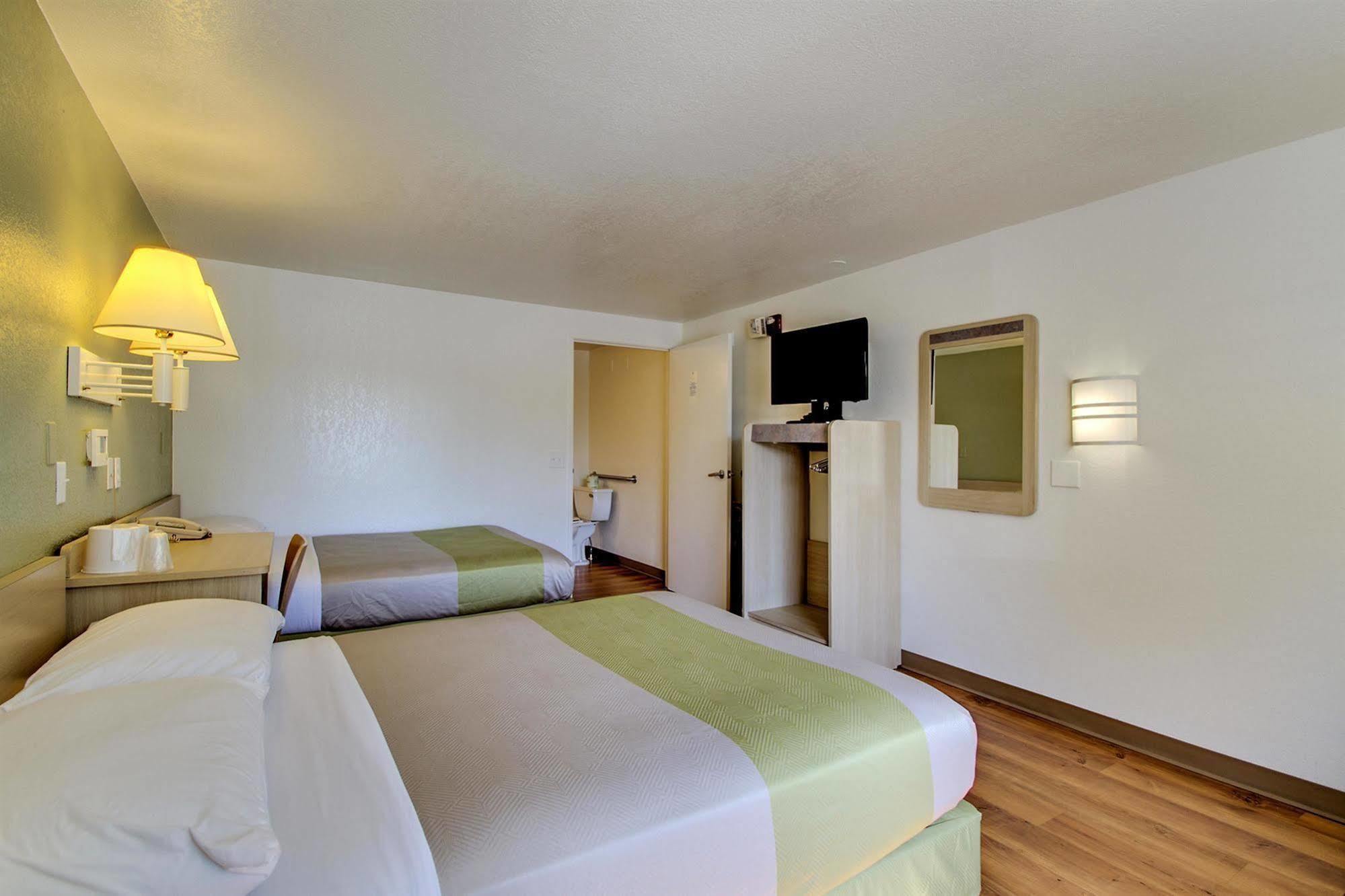 Rodeway Inn Windsor Mill Екстериор снимка