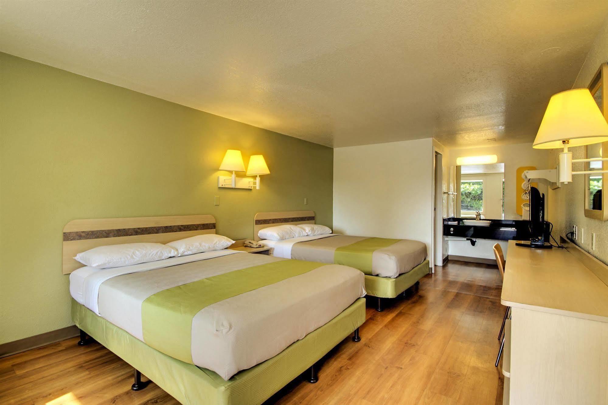 Rodeway Inn Windsor Mill Екстериор снимка