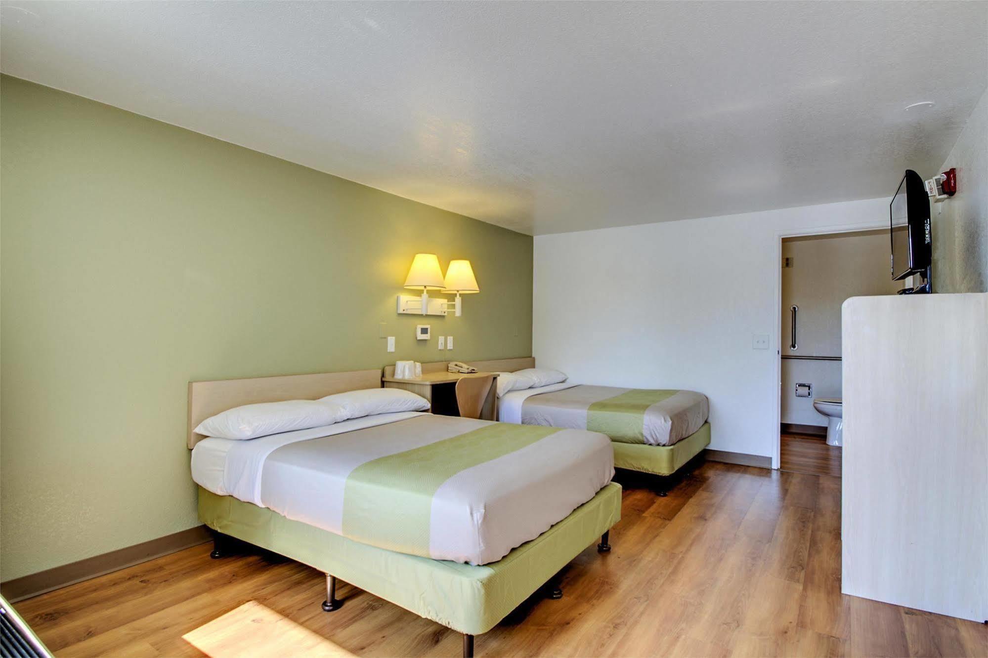 Rodeway Inn Windsor Mill Екстериор снимка