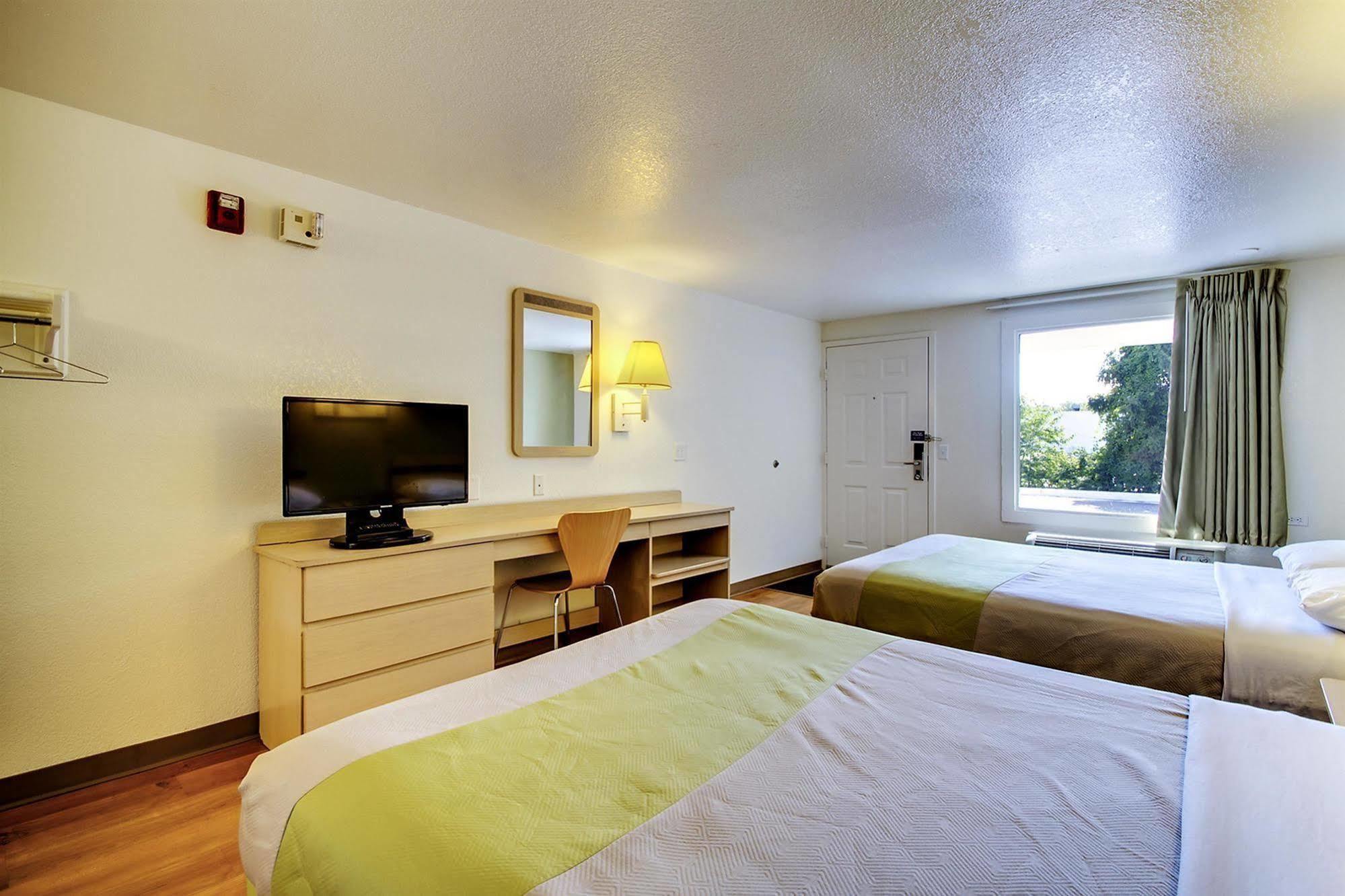 Rodeway Inn Windsor Mill Екстериор снимка