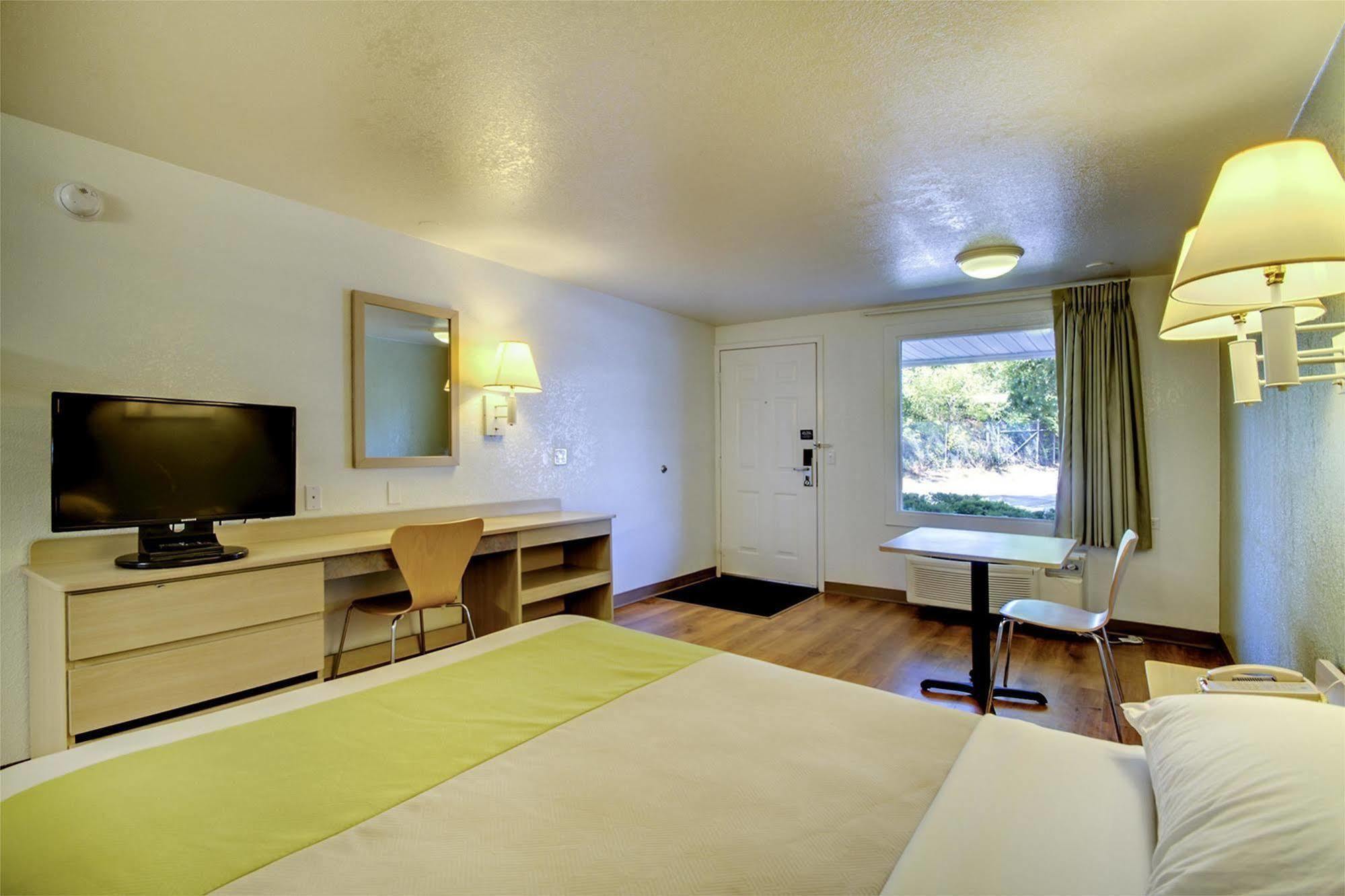 Rodeway Inn Windsor Mill Екстериор снимка