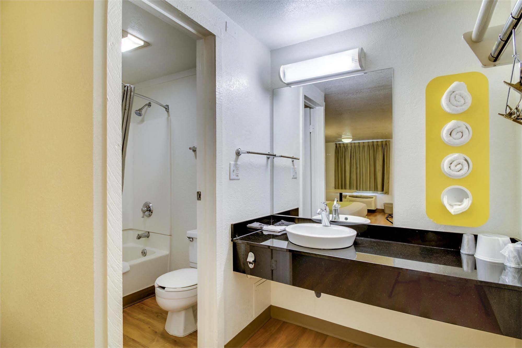 Rodeway Inn Windsor Mill Екстериор снимка