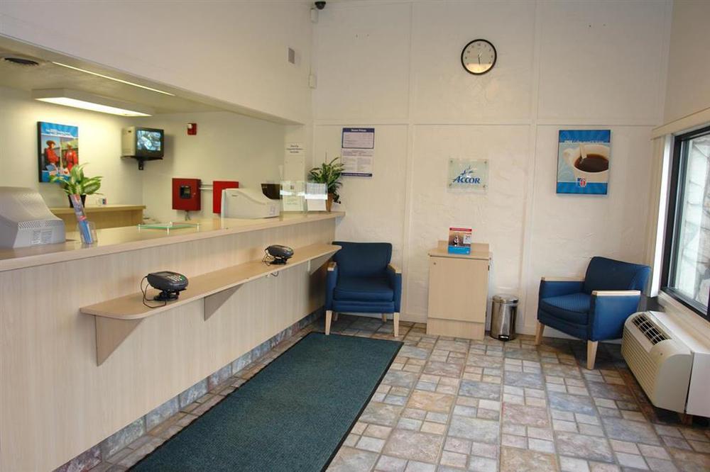 Rodeway Inn Windsor Mill Интериор снимка