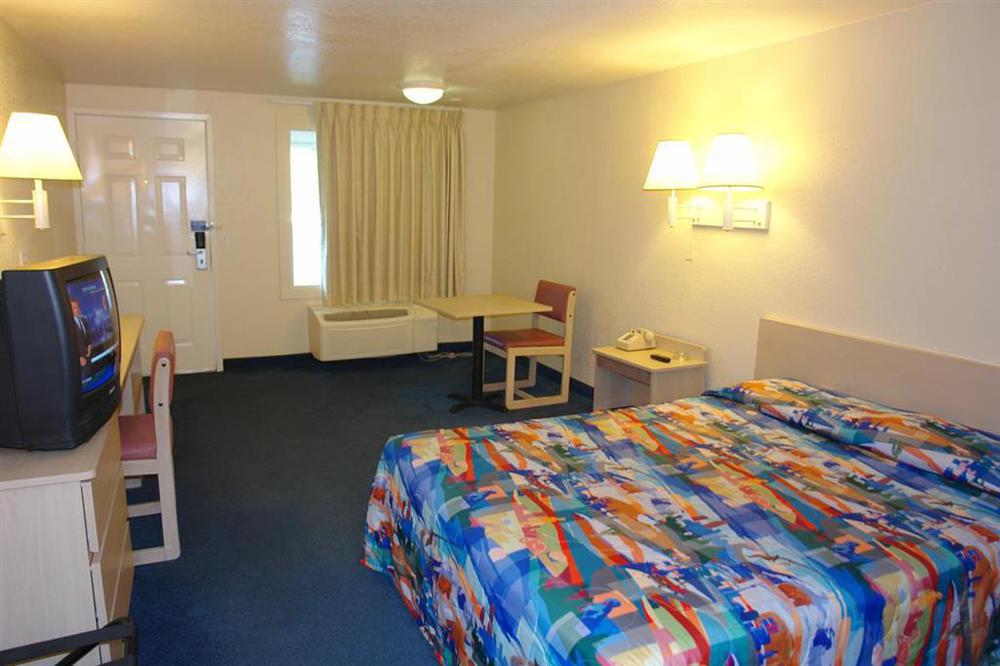 Rodeway Inn Windsor Mill Стая снимка