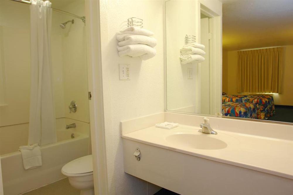 Rodeway Inn Windsor Mill Стая снимка