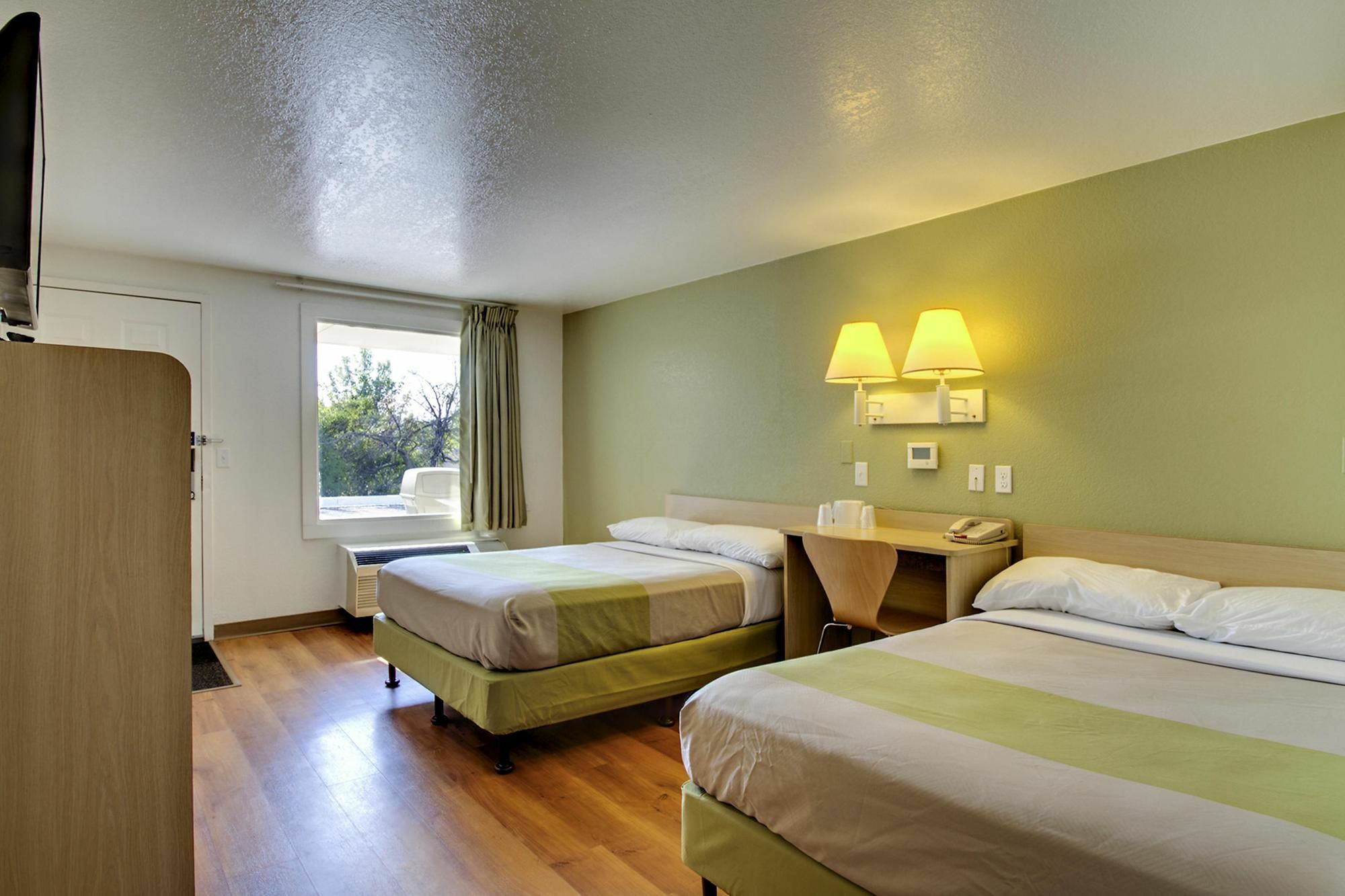Rodeway Inn Windsor Mill Екстериор снимка