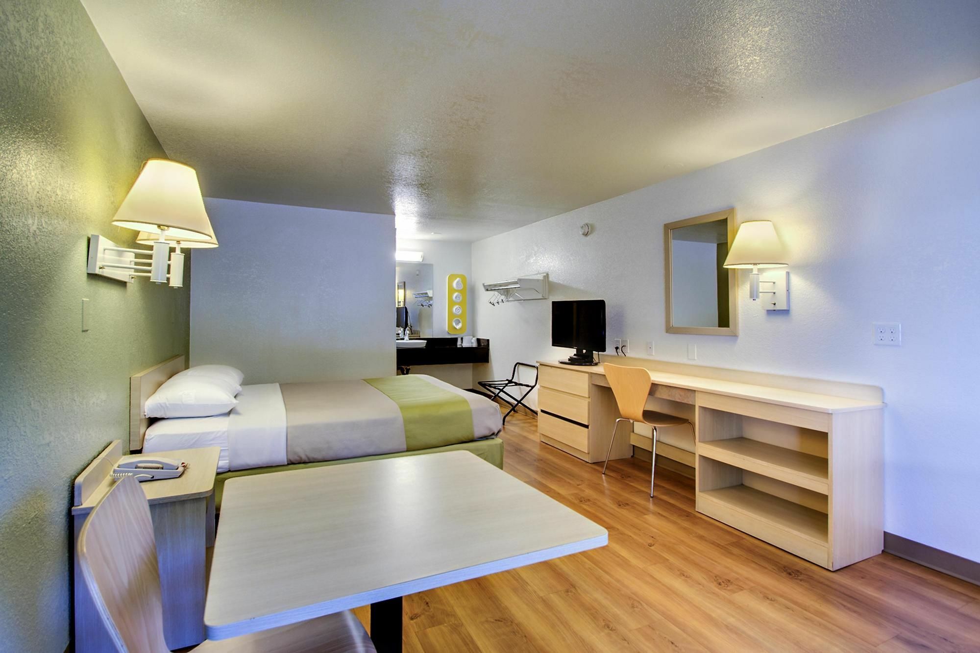 Rodeway Inn Windsor Mill Екстериор снимка