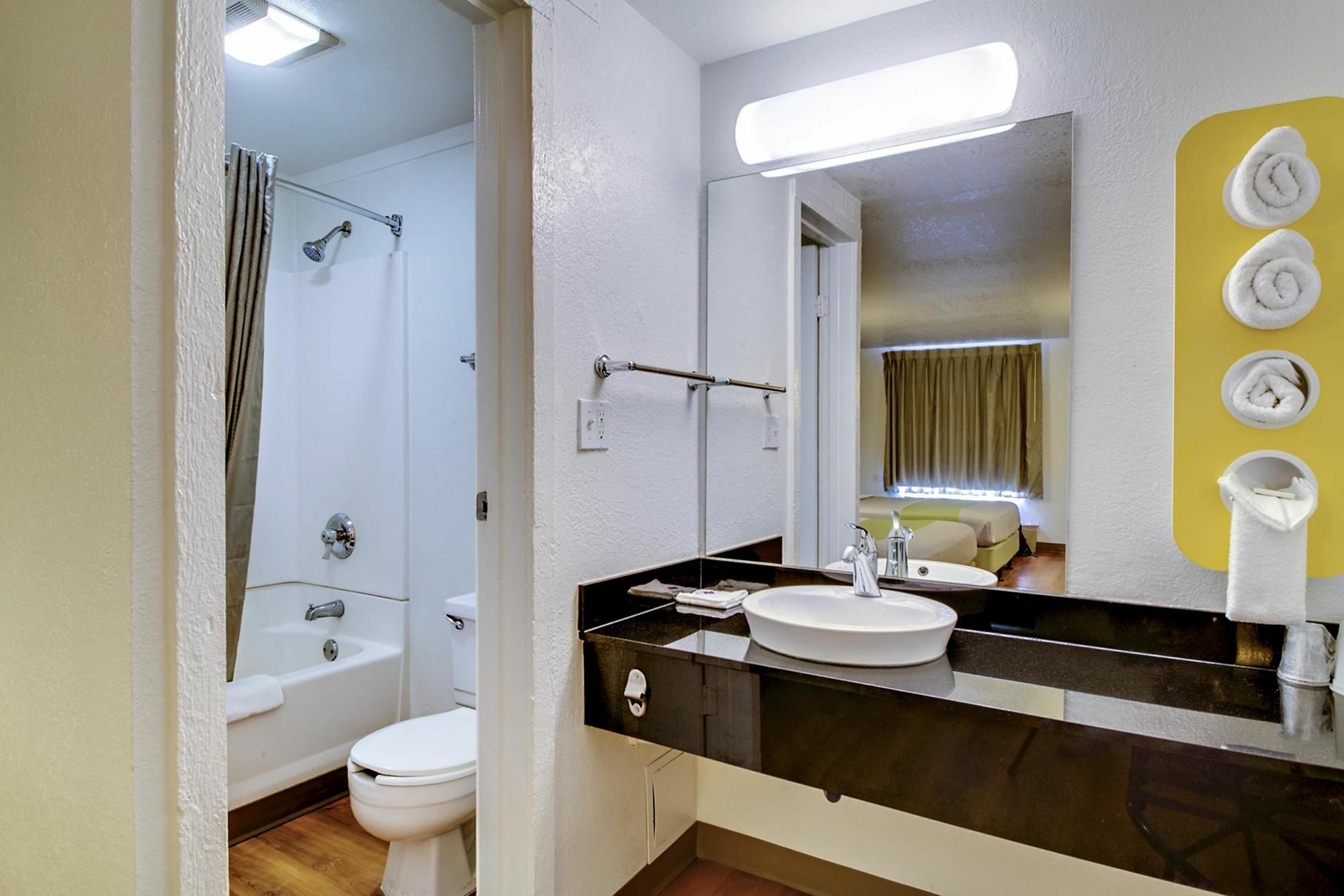Rodeway Inn Windsor Mill Екстериор снимка