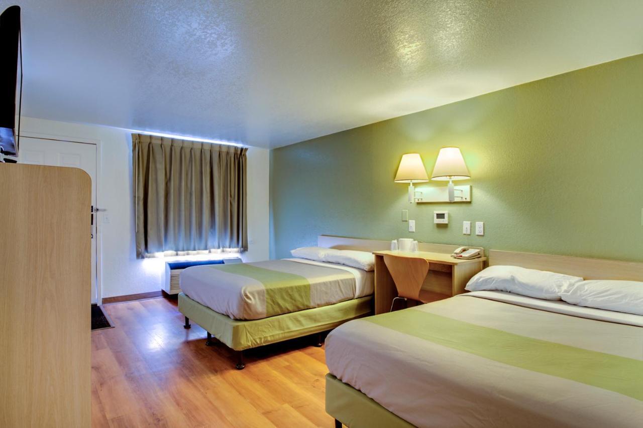 Rodeway Inn Windsor Mill Стая снимка